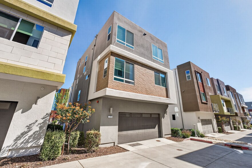 Building Photo - 176 Agustin Narvaez St