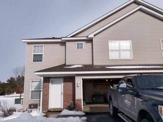 Building Photo - Corner Lot Townhouse on Cul de Sac