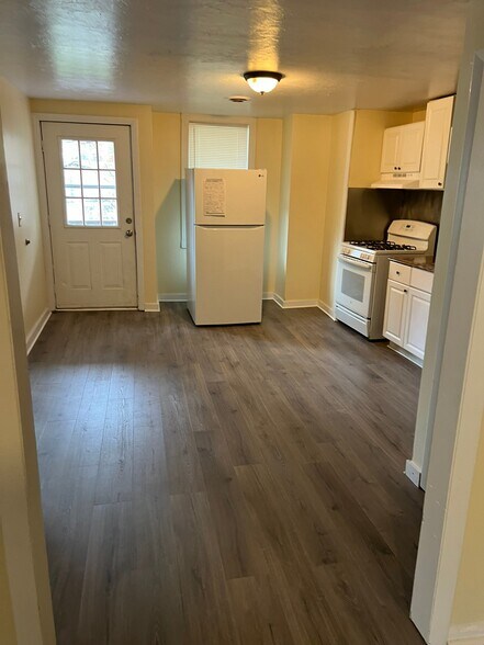Building Photo - 375 Elm St