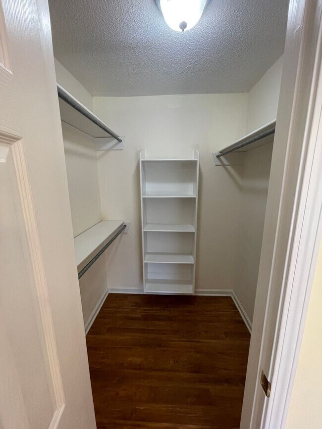 Building Photo - Nice Brick 3/2 House in Garden Lakes- $1,495