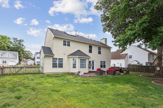 Building Photo - Spacious 4 BDRM 2.5 BA