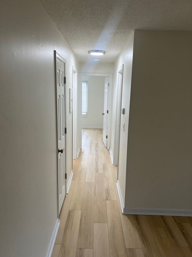 Building Photo - Luxury Two-Bedroom, Stainless Appliances, ...