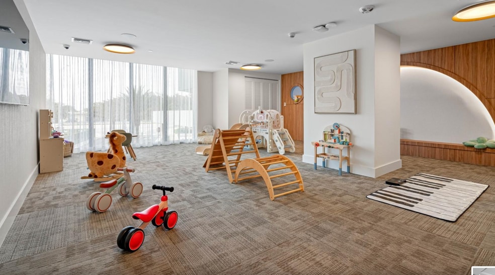 Building Photo - 16375 Biscayne Blvd