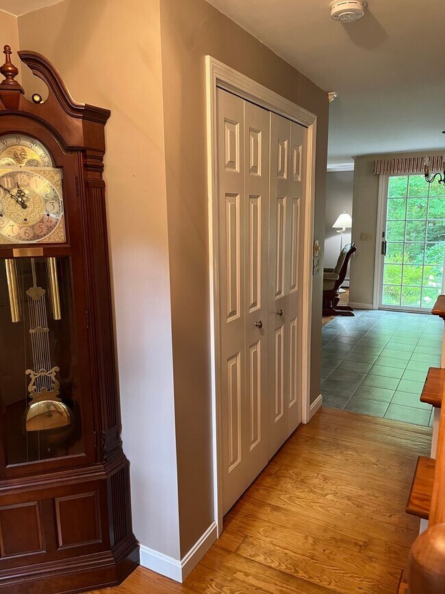 Building Photo - Executive 4 Br / 2.5 Ba Executive Colonial in Sandwich