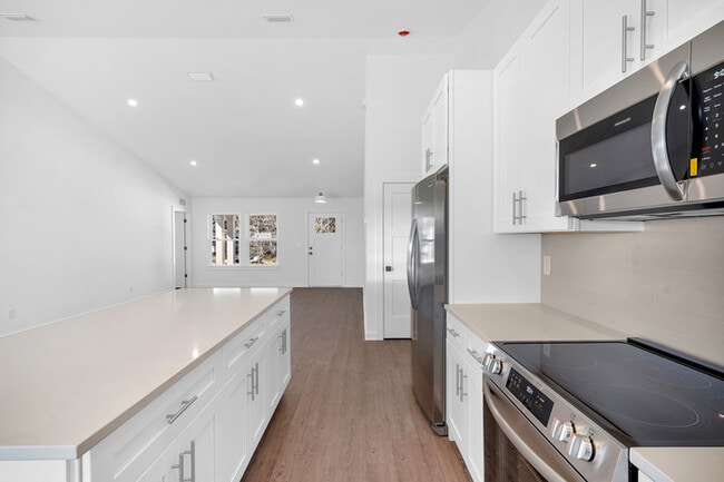 Building Photo - 706 S Brevard St