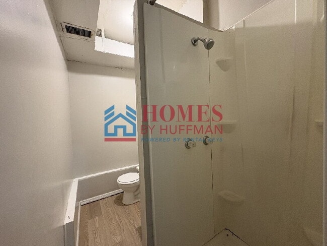 Building Photo - One Bedroom Apartment | West Side Location