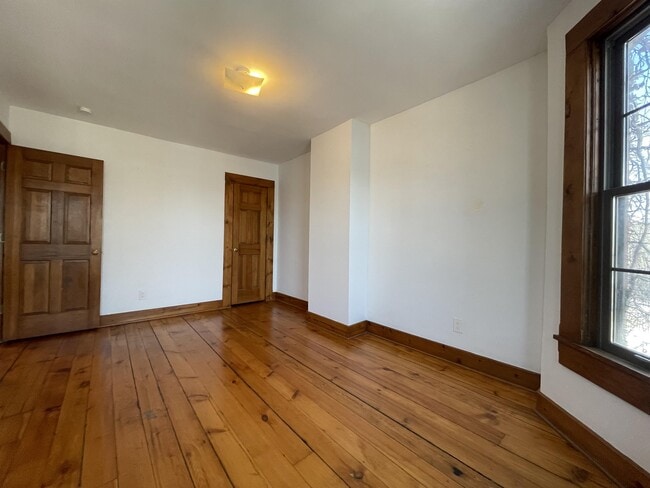 Building Photo - 13 W 33rd St