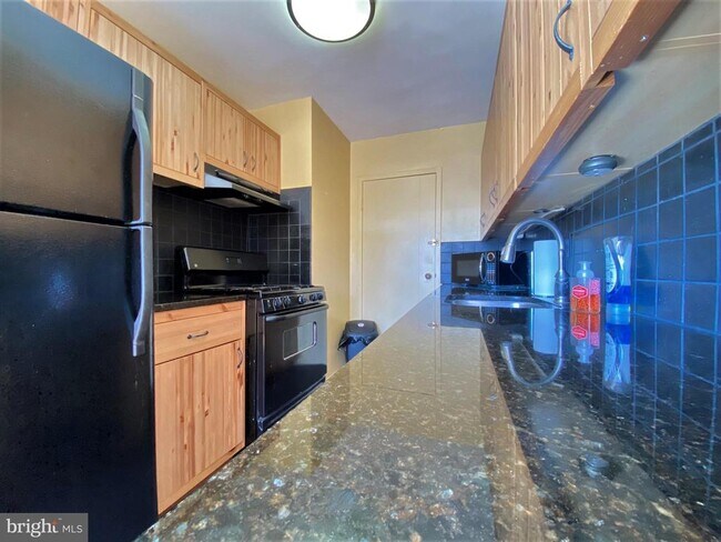 Building Photo - 922 24th St NW