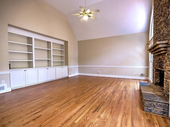 Building Photo - 515 Mellbrook Ln