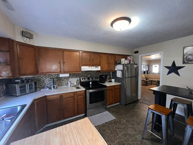 Building Photo - 520 Sunnyslope St