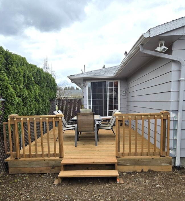 Building Photo - HUGE Bonus room ! Remodeled !  Hardwood Flooring Throughout & New Carpet in Bedrooms, Tile, Grani...