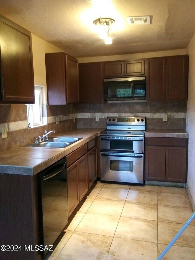 Building Photo - Your Private Retreat Awaits — Charming 3BR/2BA Home