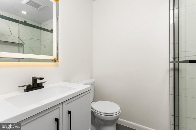 Building Photo - Spacious & Stylish North Shore Cluster Home Near Reston Town Center
