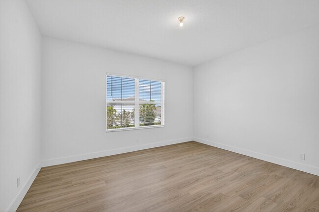 Building Photo - 9288 Crestview Cir