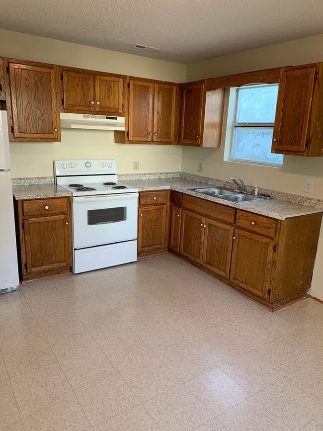 Building Photo - Great Two Story Home In Town