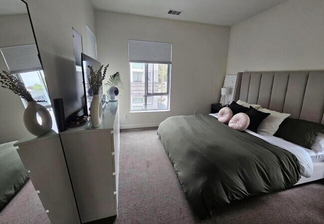 Building Photo - 18 Ambler Ln