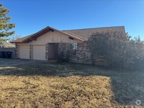 Building Photo - 3 bedroom 2 bath ready for move in , Moore...