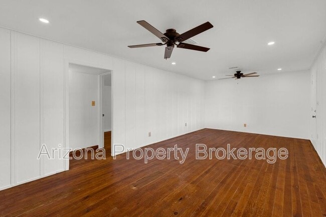 Building Photo - 2335 W Morten Ave