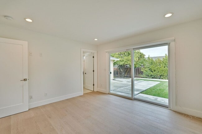 Building Photo - Gorgeous 4 Bed 3 Bath House on a Corner Lot!