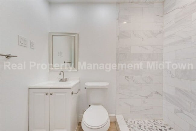 Building Photo - Stunning 4-Bedroom Retreat with Designer T...