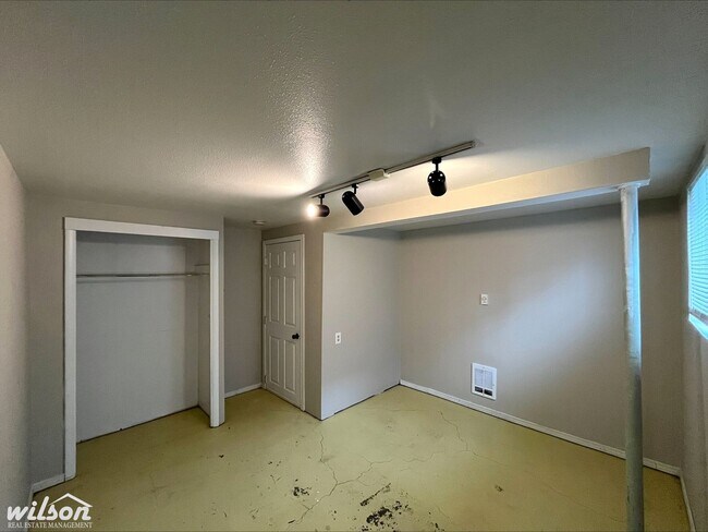 Building Photo - Large 3bd/1.5ba House in Selah, WA with a Large Backyard!