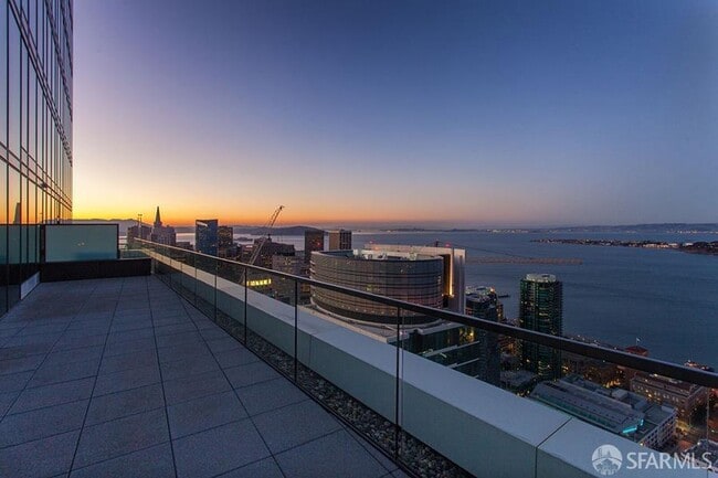 Building Photo - 425 1st St
