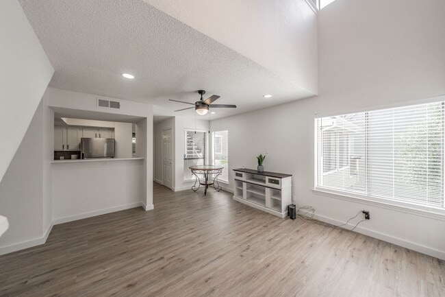 Building Photo - Updated 1-Bedroom Condo in Gated Community...