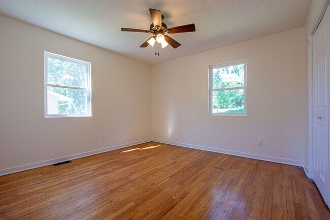 Building Photo - Beautifully Remodeled 3 Bedroom / 2 Bath i...