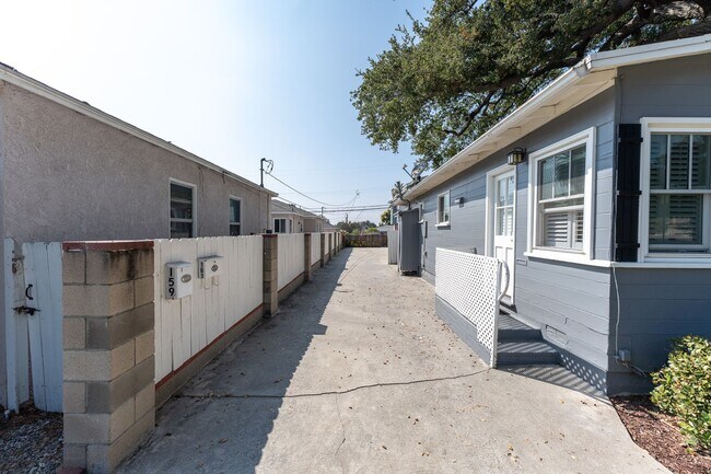Building Photo - Contemporary New home in Monrovia