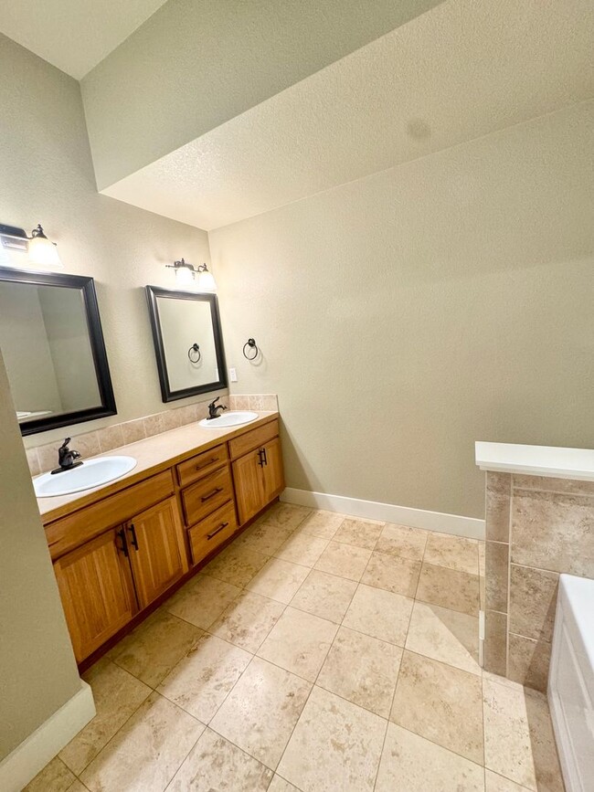 Building Photo - 915 Ridge Runner Dr