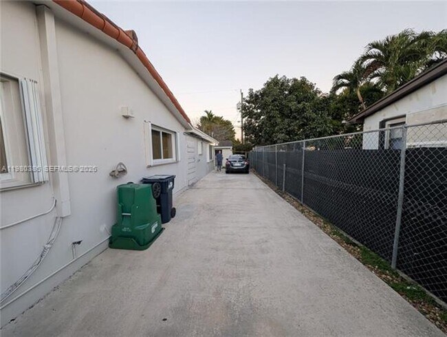 Building Photo - 1037 SW 76th Ave