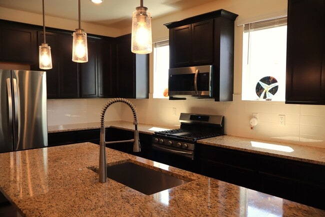 Building Photo - Elegant 3BR Townhome | Short-Term Lease