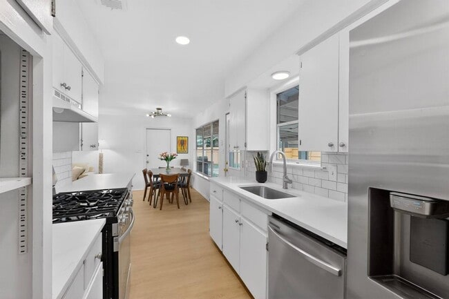Building Photo - 9807 Dallum Dr