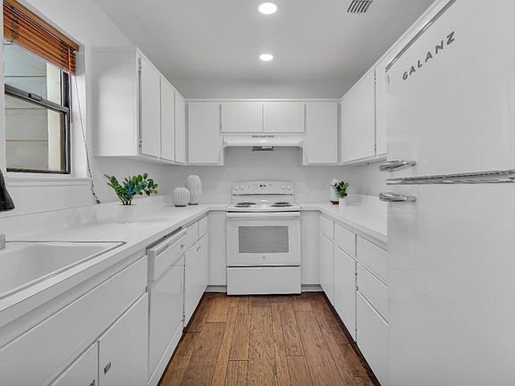 Building Photo - 2410 G St