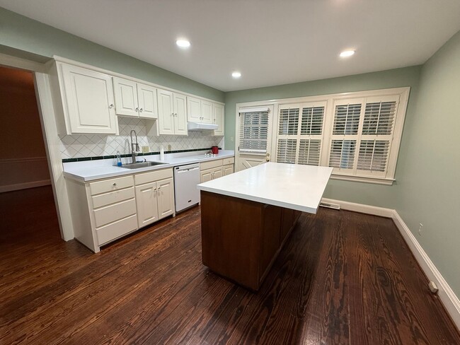 Building Photo - 1118 Laurel Ln NW