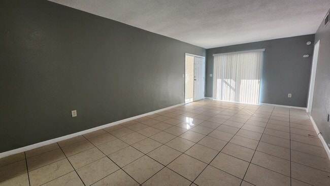 Building Photo - 1424 Spring Lane Apt 1-4