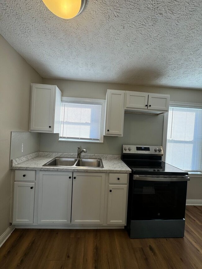 Building Photo - Available Now - 2552_RENWOOD