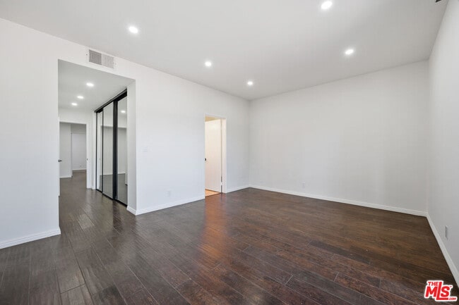 Building Photo - 310 Tahiti Way