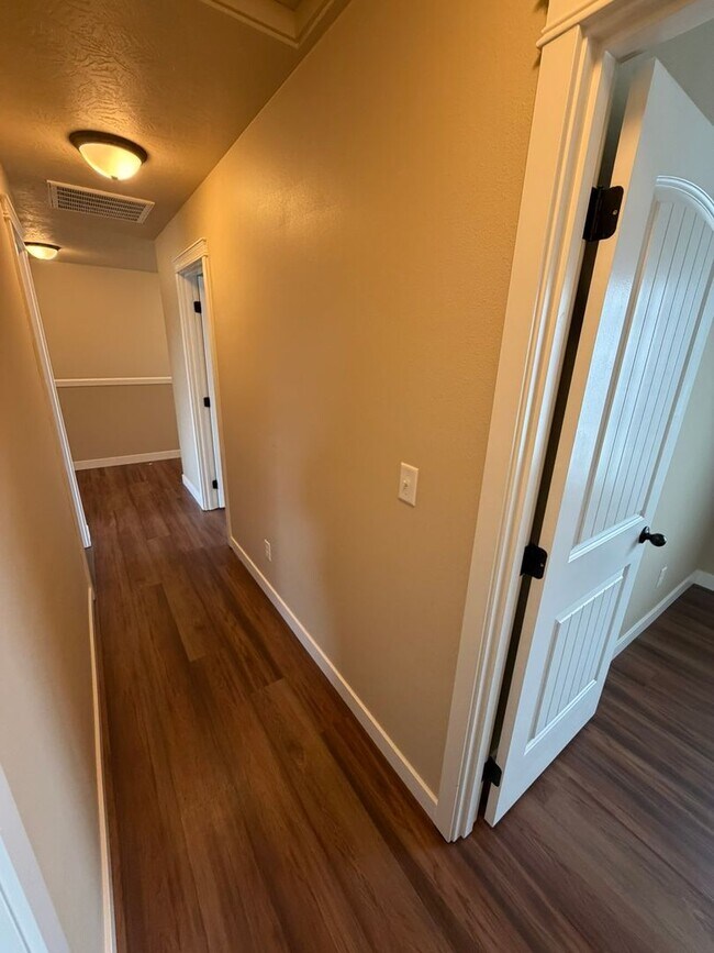 Building Photo - Must See 4 Bedroom!