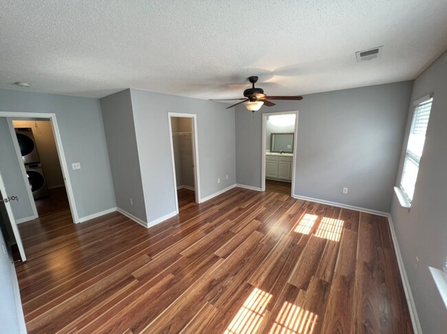 Building Photo - Cute 2 Bedroom Townhouse in Chapel Hill
