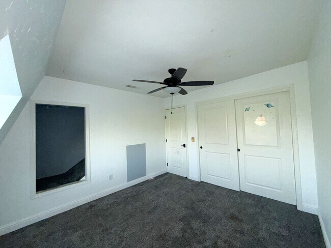Building Photo - 4-bedroom, 2-bathroom home located in the vibrant city of Visalia, CA.