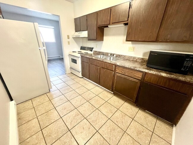 Building Photo - Spacious 2 bed