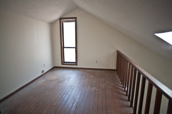 Building Photo - Spacious duplex just minutes from downtown
