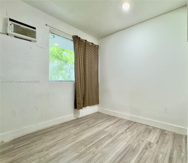 Building Photo - 2025 Bay Dr