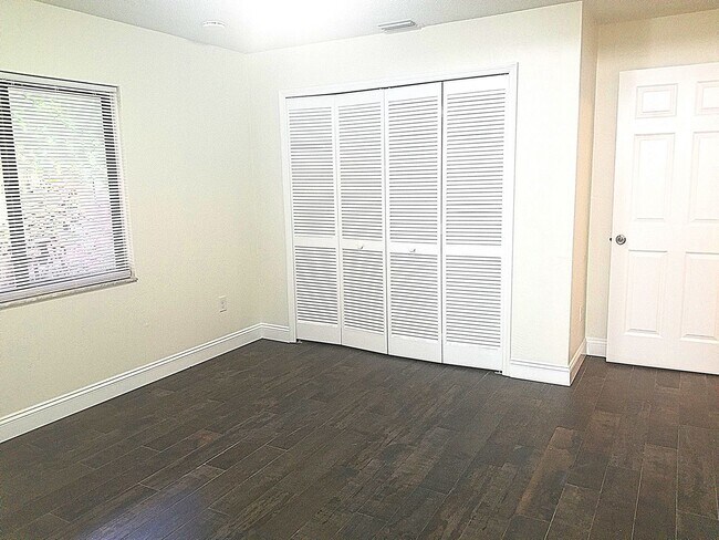 Building Photo - 711 N Wild Olive Ave