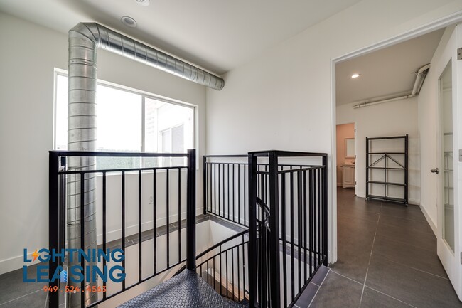Building Photo - 939 S Broadway-1008