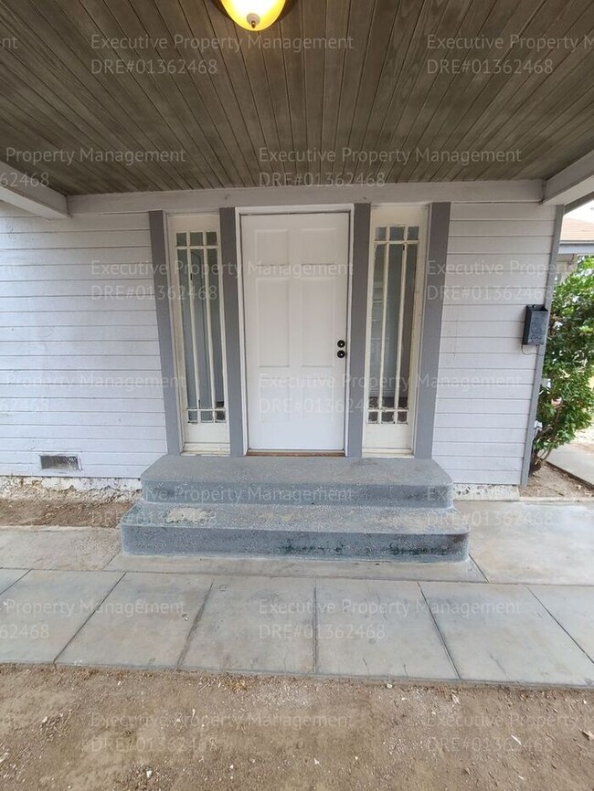 Building Photo - 3 bedroom/ 2 bathroom house located in East Bakersfield near a hospital and an elementary school.