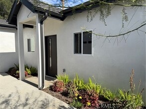 Building Photo - 1072 N Vinedo Ave