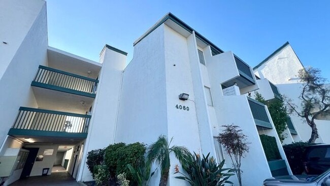Building Photo - Charming 1-Bedroom Condo with Partial Bay Views & Summer Fireworks!