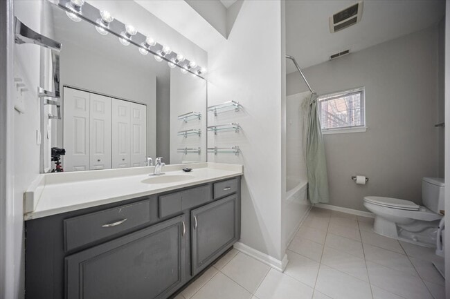 Building Photo - 943 W College Pkwy